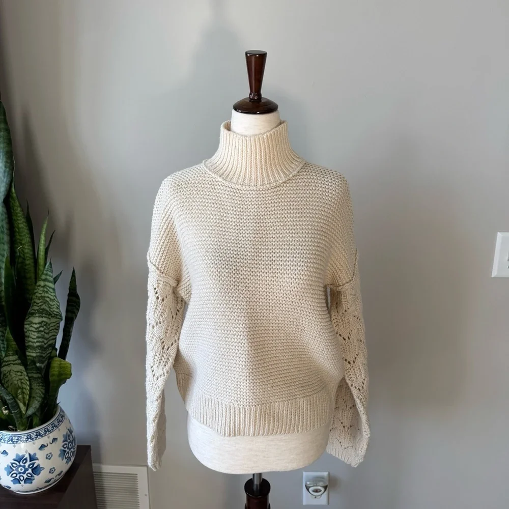 Like new! Universal Thread Cozy Cream Knit Turtleneck Sweater w/ Balloon Sleeves